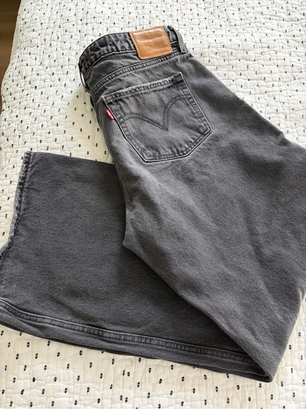Levis Women's Jeans — Black 32x30 - Picture 2 of 3
